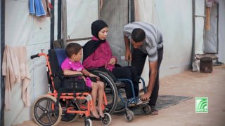 بين المرض والنزوح.. ينتظران الحياة